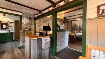 Uitnodigende ontvangstruimte met liefdevolle decoratie, houten elementen en traditionele sfeer in de Bergstübli