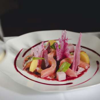 Close-up van een gastronomisch bord met verse ingrediënten, heldere kleuren en creatieve presentatie
