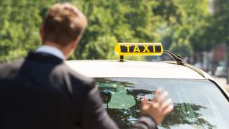 Man belt een taxi