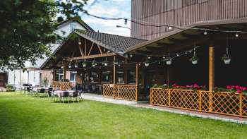 Ruim Bangshof terras met houten elementen, hangende planten en een gezellige sfeer
