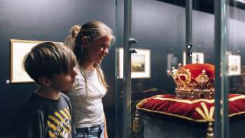Kinderen bekijken de prinselijke kroon in de Liechtensteinse schatkamer