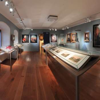 Tentoonstellingsruimte van het Nationaal Museum van Liechtenstein met historische portretten en tentoonstellingen