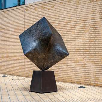 Sculptuur van een kubus op de beeldententoonstelling van Bad Ragartz in het centrum van Vaduz