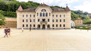 Uitzicht op het regeringsgebouw van Vaduz
