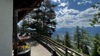 "Zonneterras met panoramisch uitzicht over de Rijnvallei op een heldere dag en gezellige zitjes in alpine stijl in de Berggasthaus Matu "Zonneterras met panoramisch uitzicht over de Rijnvallei op een heldere dag en gezellige zitjes in alpine stijl in de Berggasthaus Matu