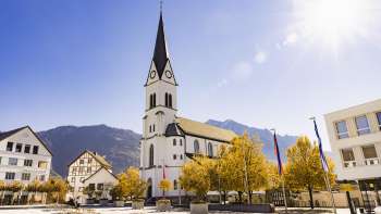 Martinuskerk met links de pastoriegebouwen