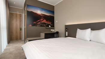 Moderne tweepersoonskamer in het b_smart motel