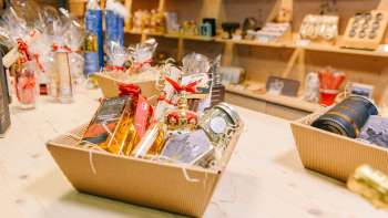 Geschenkmand van hoge kwaliteit met specialiteiten uit Liechtenstein, decoratief gerangschikt in het Liechtenstein Center