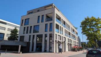 Buitenaanzicht van de Skino overdag met een blauwe lucht op de achtergrond