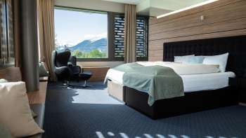 Moderne tweepersoonskamer met uitzicht op de bergen in het Grand Casino Hotel Liechtenstein
