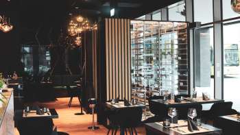 Modern restaurantinterieur met elegante zwarte tafels en stoelen