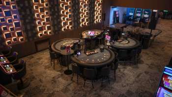 Zicht op het interieur van het Casino Admiral Triesen met verschillende speeltafels 