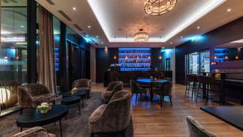 Gezellige bar met stijlvolle verlichting en een selectie sterke dranken.