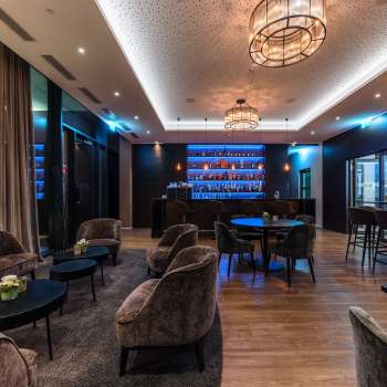 Gezellige bar met stijlvolle verlichting en een selectie sterke dranken.