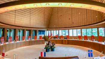 Moderne architectuur en vergaderzaal van het parlementsgebouw in Vaduz - zetel van het Liechtensteinse parlement.