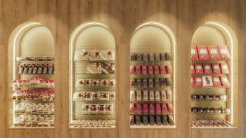 Decoratieve wandplank met stijlvol gerangschikte dozen bonbons en lekkernijen