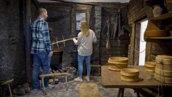 Bezoekers verkennen een oude rokerij in het Walser Museum Triesenberg