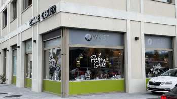 Buitenaanzicht van bakkerij Wüst in Eschen met grote etalages en moderne etiketten