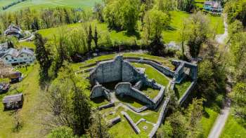 Luchtfoto van de kasteelruïne van Schellenberg, omringd door dichte bossen en weiden