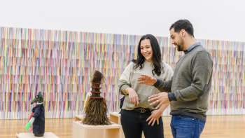 Twee mensen bewonderen een beeldhouwwerk in het Kunstmuseum Liechtenstein