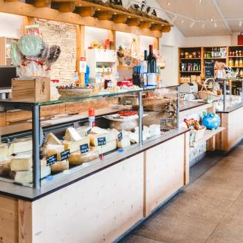 Moderne verkoopruimte van de boerderijwinkel Bangshof in Liechtenstein met regionale producten zoals kaas, yoghurt en fruit.