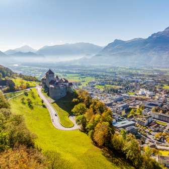 Luchtfoto van Kasteel Vaduz met uitzicht over de stad Vaduz en het Rijndal op een heldere herfstdag