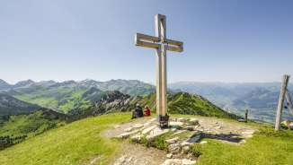 Topkruis op de Schönberg met bergen en uitzicht op het Rijndal op de achtergrond
