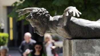 Bronzen sculptuur Phoenix van Doris Bühler in Vaduz, een menselijk lichaam in een vliegende houding op een sokkel.