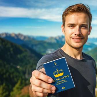 Man toont de "ALL INCLUSIVE Belevenispas" met bergpanorama op de achtergrond