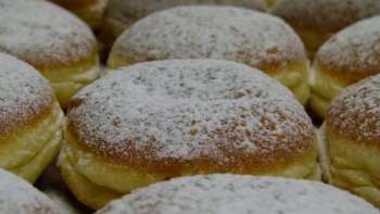 Close-up van donuts met poedersuiker 