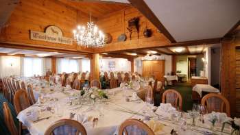 Gezellige eetzaal met bar, rustieke inrichting en uitnodigende sfeer