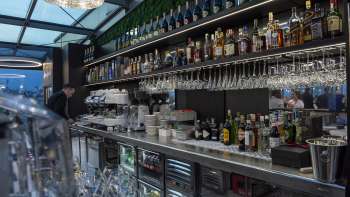 Close-up van de stijlvolle bar in het Casino Royal Restaurant met een ruime keuze aan drankjes en modern design.