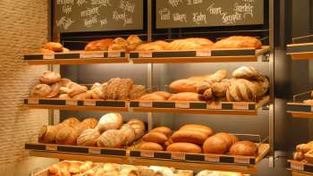 Schap vol broden en andere lekkernijen bij bakkerij en banketbakkerij Amann