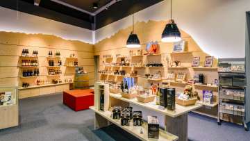 Verkoopruimte van het Liechtenstein Centrum in Vaduz met regionale specialiteiten, souvenirs en geschenken