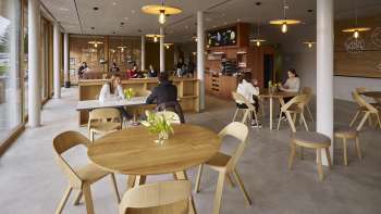 Gezellige eetzaal met houten meubels in de jeugdherberg Schaan-Vaduz