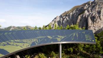 Uitzicht op het panoramapaneel van Sareis met een indrukwekkend bergpanorama op de achtergrond