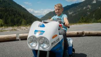 Kind rijdt in minicar