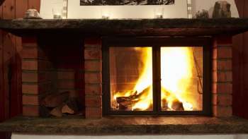 Warme open haard met brandend hout en sfeervol licht