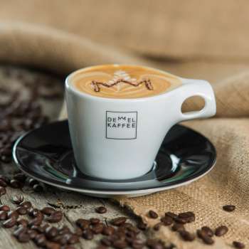 Detailopname van een koffiekopje bij Kaffee Demmel