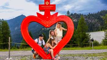 Familie met een groot alpenhart