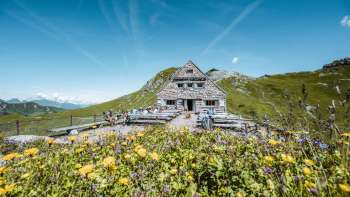 Bergwandelaars op weg naar de Pfälzerhütte, ingebed in een alpine omgeving Bergwandelaars op weg naar de Pfälzerhütte, ingebed in een alpine omgeving