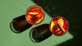 Glazen gevuld met glühwein op een groene tafel