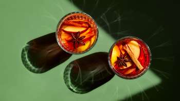 Glazen gevuld met glühwein op een groene tafel