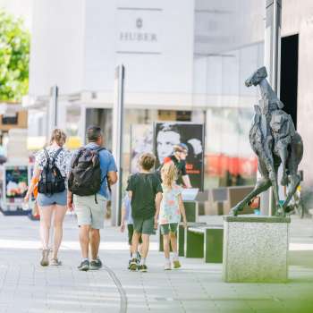 Mensen slenteren door het centrum van Vaduz