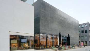 Buitenaanzicht van het Kunstmuseum Liechtenstein met moderne gevel en caféterras in Vaduz.