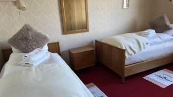 Slaapkamer met twee eenpersoonsbedden