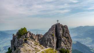 Twee bergtopkruisen op de rotsen van de Drie zussen met uitzicht over het Rijndal langs Route 66 in Liechtenstein