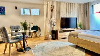 Stijlvol ingerichte studio met kingsize bed, flatscreentelevisie en tafel met twee stoelen