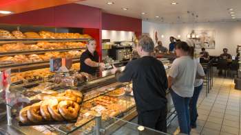 Verkoopruimte in bakkerij en banketbakkerij Mündle in Mauren waar mensen brood kopen