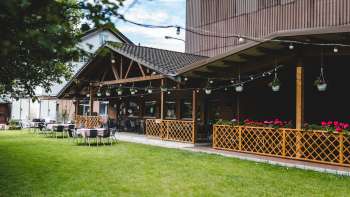 Het ruime terras van de Bangshof met houten elementen en een gezellige sfeer